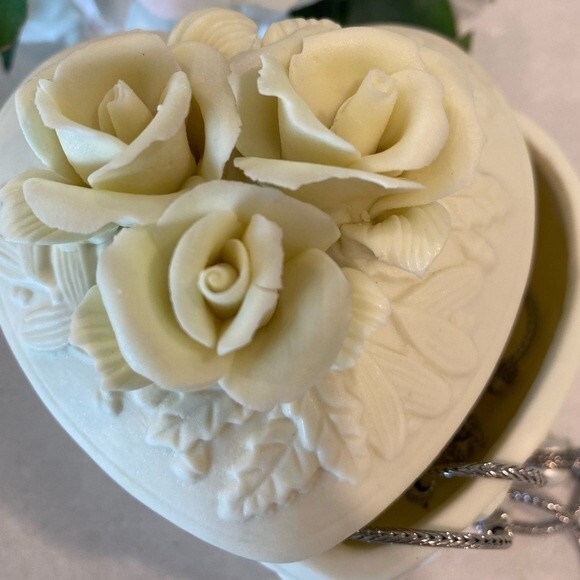 Vintage Porcelain Heart Shaped Jewelry Trinket box with delicate Roses - Picture 5 of 9
